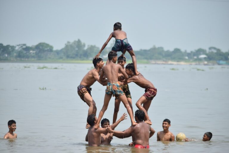 শিক্ষা শেষে নিজের পথে হাঁটার গল্প